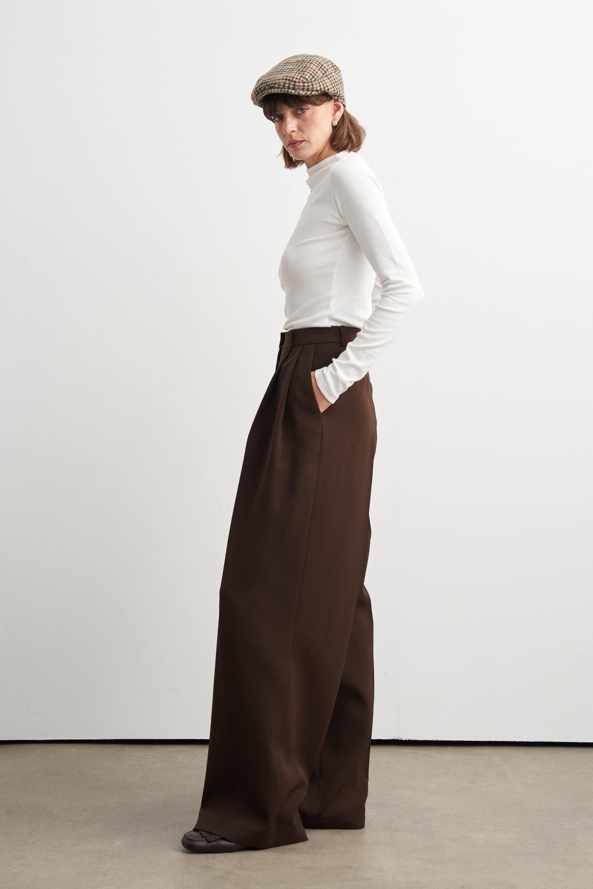 DARK BROWN