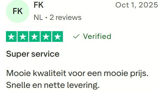 Five-star review with text in Dutch on a white background